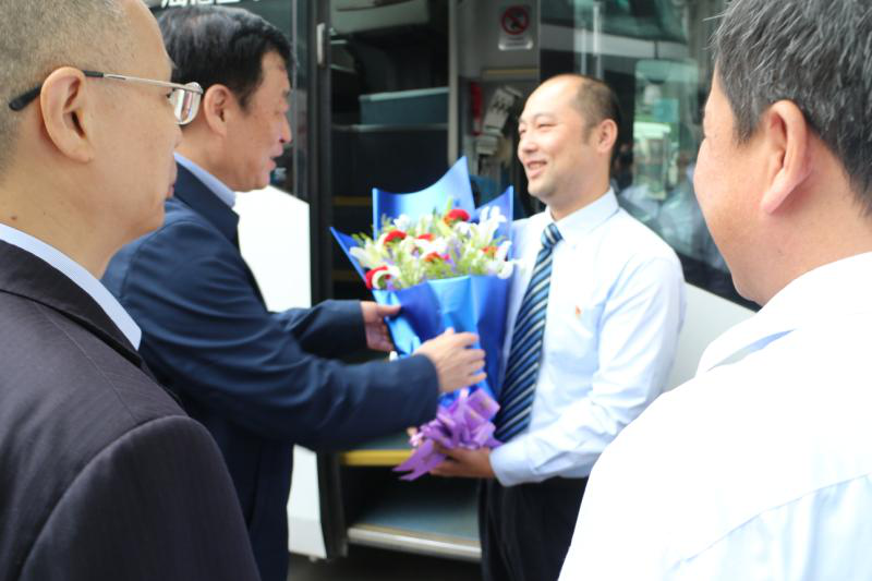 省委書記、省長劉奇“五一”前夕慰問我司勞動模范和一線職工