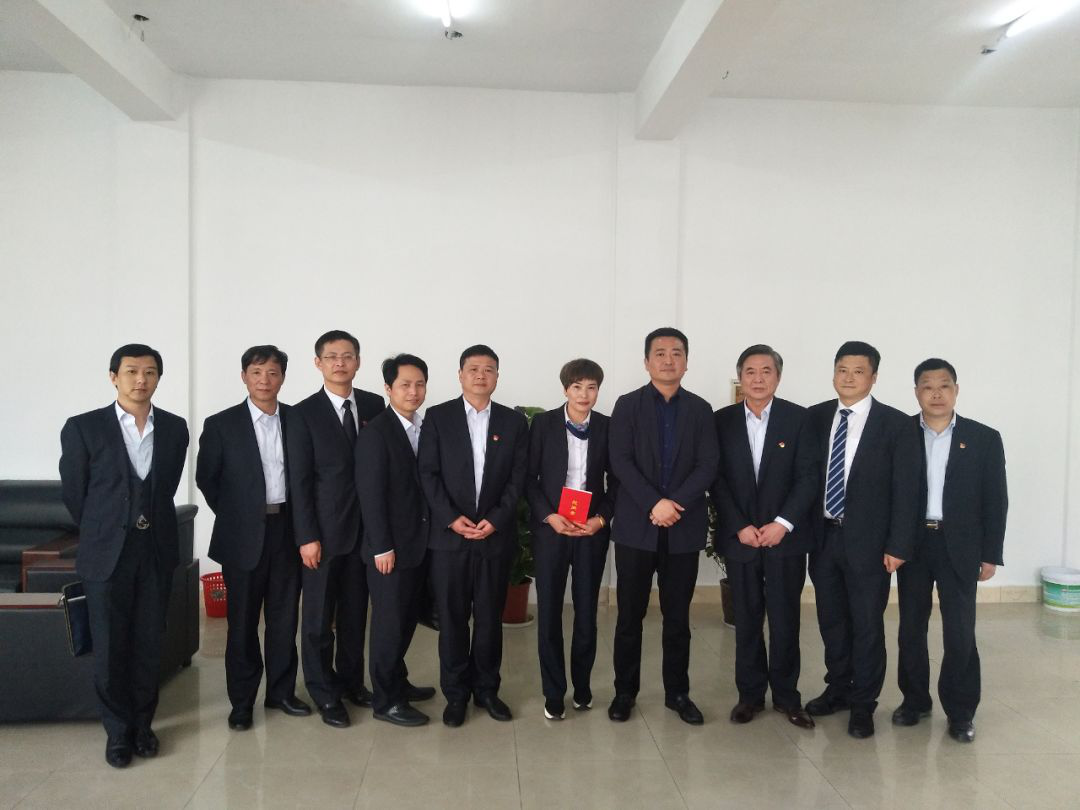 江西長(zhǎng)運(yùn)黨委書記、董事長(zhǎng)王曉看望慰問(wèn)“中國(guó)好人榜”獲得者李小英