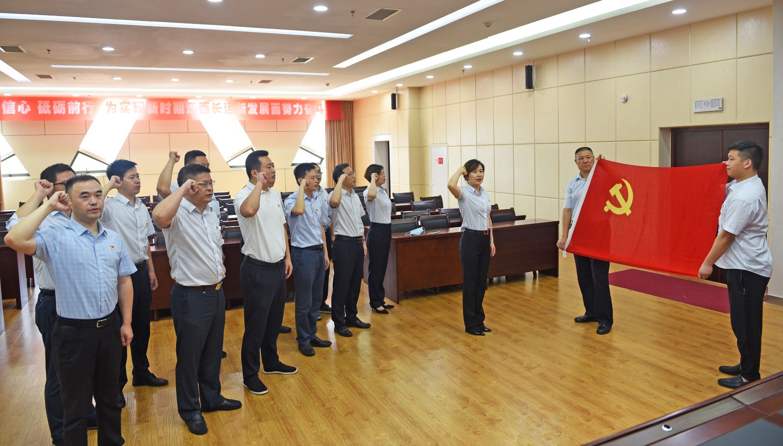 集團(tuán)機(jī)關(guān)支部開(kāi)展“重溫入黨誓詞，堅(jiān)定理想信念”主題黨日活動(dòng)