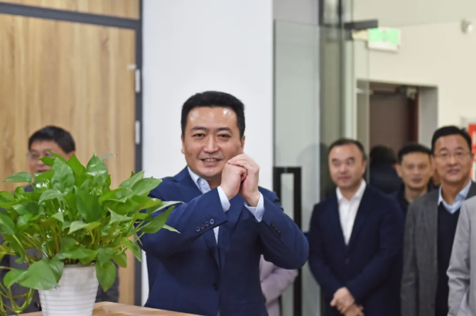 王曉向總部機(jī)關(guān)、都市城際公交干部員工拜年