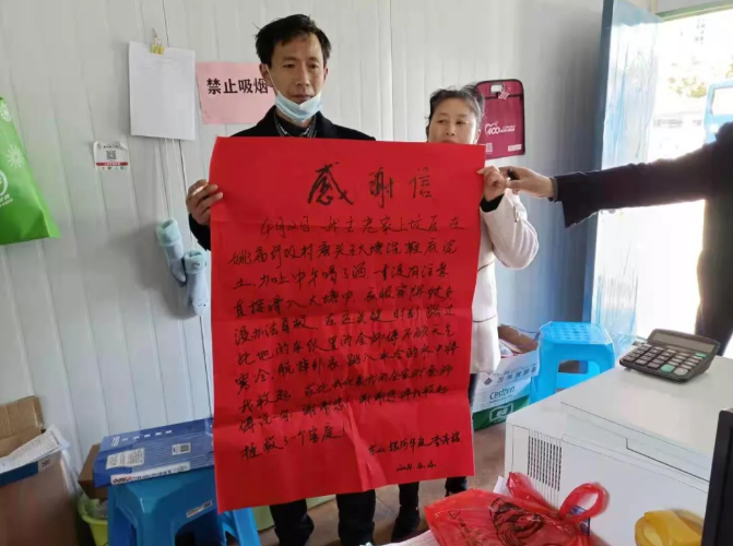 書(shū)寫(xiě)人間大愛(ài)：突遇路人落水 他奮不顧身……