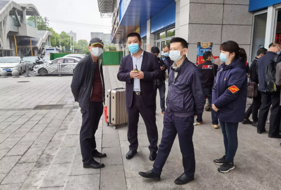 黃俊、穆孫祥先后深入徐坊客運(yùn)分公司督導(dǎo)文明創(chuàng)建、疫情防控、安全生產(chǎn)工作