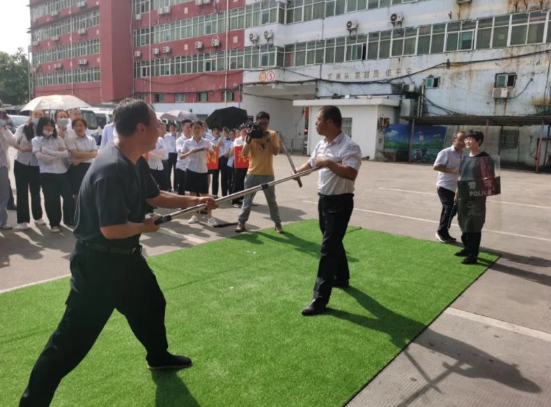 鷹潭長運 鷹潭公交 聯(lián)合市交通局、消防支隊開展“消防應(yīng)急救援暨防恐防暴聯(lián)合演練”