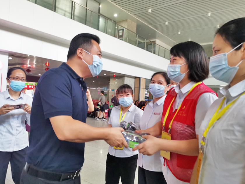 王曉慰問大通物流、都市城際公交一線干部職工