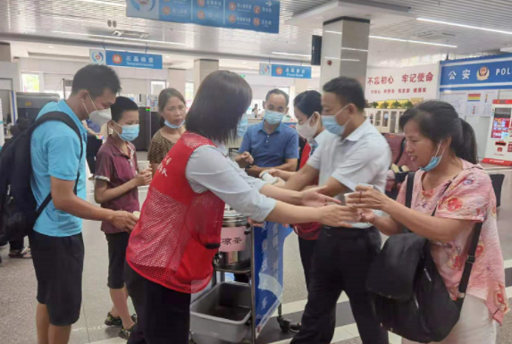 都市城際公交 開展 “我為群眾辦實(shí)事，夏日炎炎送清涼”活動(dòng)