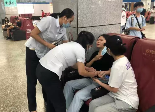 都市城際公交   女乘客突發(fā)不適，工作人員暖心援助