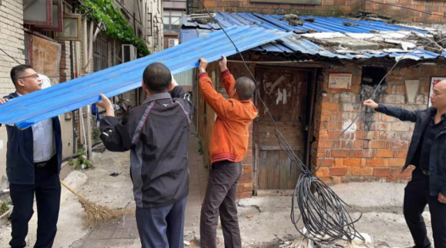 長(zhǎng)鴻物業(yè):大風(fēng)天 排除轄區(qū)內(nèi)安全隱患