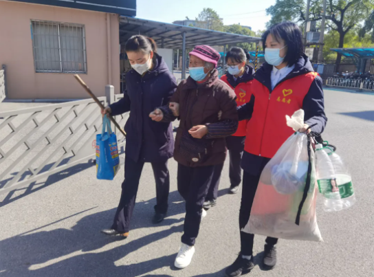 彩虹服務(wù)志愿小分隊幫扶重點(diǎn)旅客