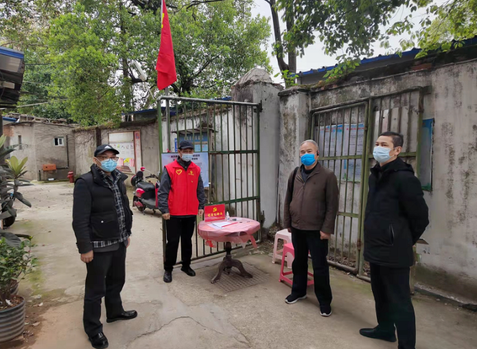 戴豪贛督導長鴻物業(yè)社區(qū)卡點防疫工作