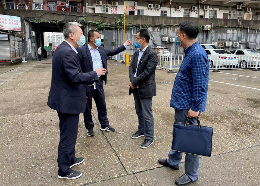 穆孫祥一行深入長運出租、都市城際公交青山客運分公司、加油站督導(dǎo)疫情防控工作