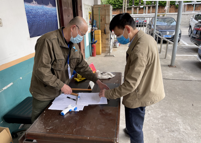 黃俊督導(dǎo)長鴻物業(yè)、長運(yùn)出租、都市城際公交疫情防控工作