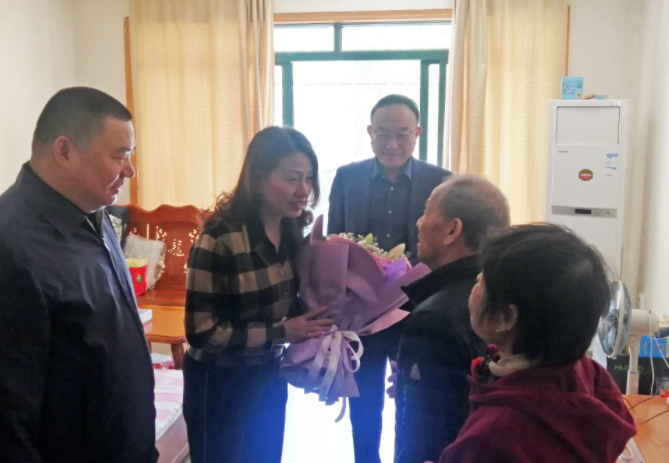 省總工會(huì)領(lǐng)導(dǎo)慰問(wèn)全國(guó)勞動(dòng)模范、江西長(zhǎng)運(yùn)退休職工高國(guó)軍 胡維泉陪同