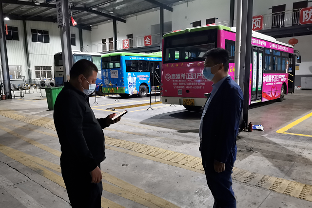 肖良芝深入各場(chǎng)站督導(dǎo)二十大召開期間安全維穩(wěn)工作