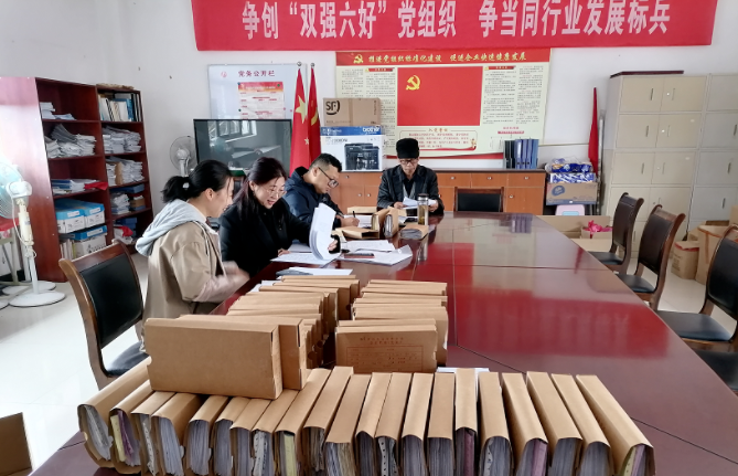 提高公司質(zhì)量在于公司治理。江西長(zhǎng)運(yùn)以“國企改革三年行動(dòng)計(jì)劃”為抓手，通過完善現(xiàn)代企業(yè)治理體系，明晰治理主線，優(yōu)化治理結(jié)構(gòu)，助力公司激發(fā)內(nèi)生動(dòng)力，提升公司質(zhì)量，提高治理效能，涅槃升級(jí)，實(shí)現(xiàn)可持續(xù)發(fā)展。  圖片 01 加強(qiáng)黨的領(lǐng)導(dǎo)  圖片 江西長(zhǎng)運(yùn)將黨的領(lǐng)導(dǎo)融入公司治理，與下屬企業(yè)全部完成“黨建進(jìn)章程”工作，制定重大事項(xiàng)黨