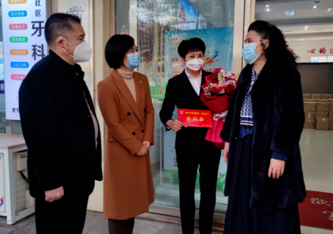 新余公交 春節(jié)前夕 新余市委常委、宣傳部部長張智萍看望慰問黨代表李小英