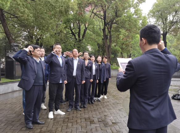 都市城際公交 旅游客運(yùn)分公司黨支部開展“緬懷革命先烈，傳承紅色基因”祭掃活動(dòng)