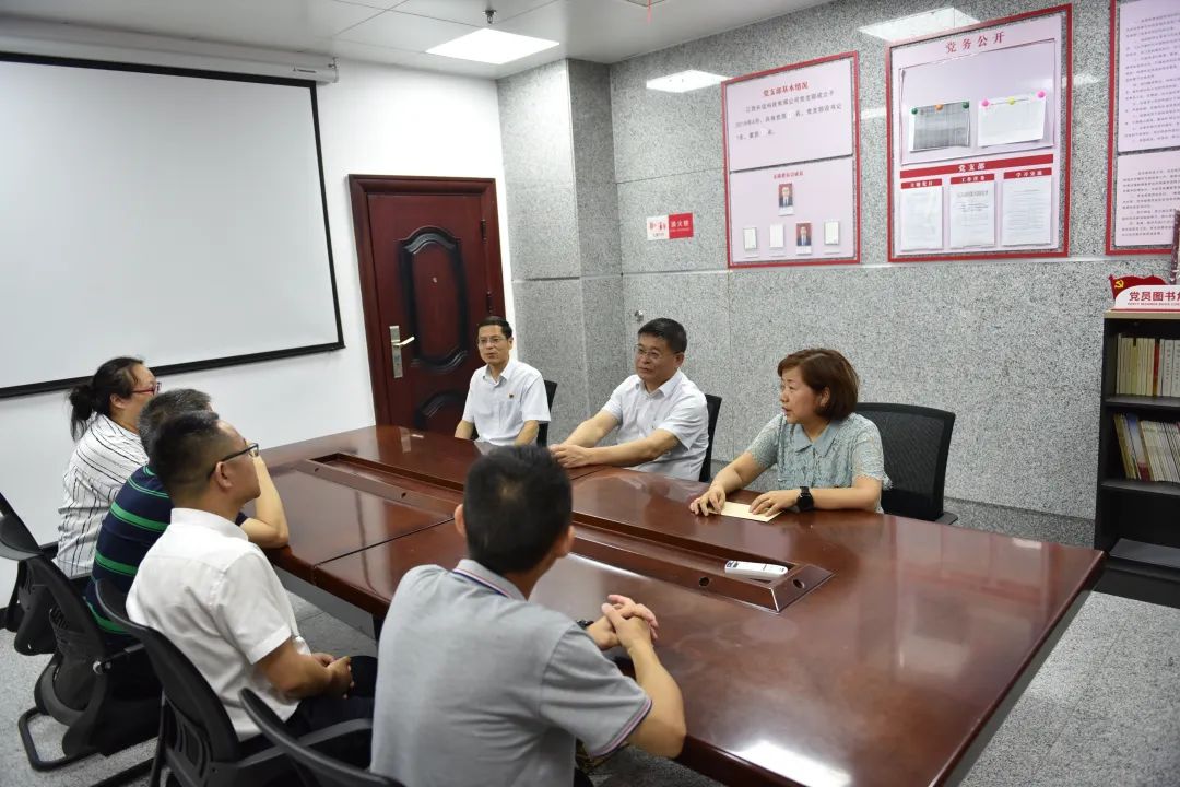 張小平、萬建紅一行慰問長(zhǎng)運(yùn)科技困難黨員