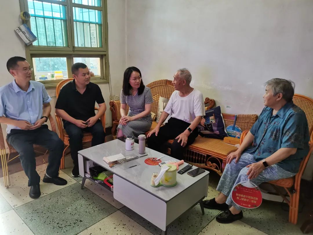 萍鄉(xiāng)長運(yùn):走訪慰問老黨員、困難黨員