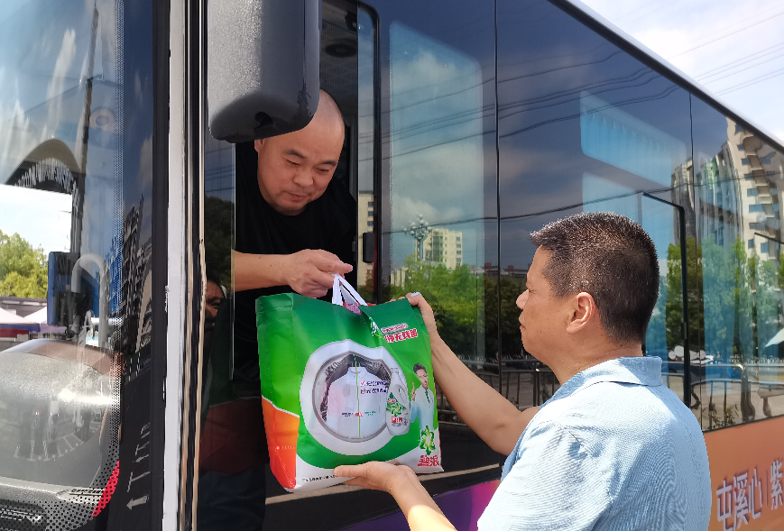 黃山長運(yùn) 開展“送清涼、送安全”慰問活動(dòng)