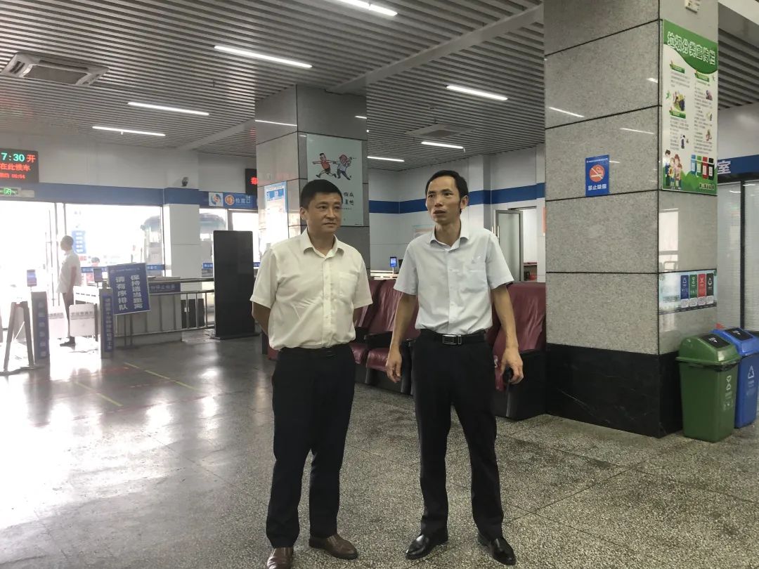 占梁督導青山客運站創(chuàng)文鞏衛(wèi)、青山驛站建設等工作