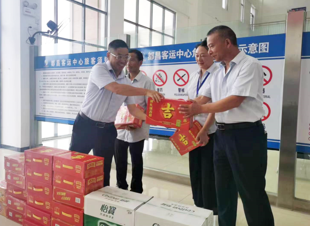 九江長(zhǎng)運(yùn) 開展“關(guān)愛職工 送清涼”活動(dòng)