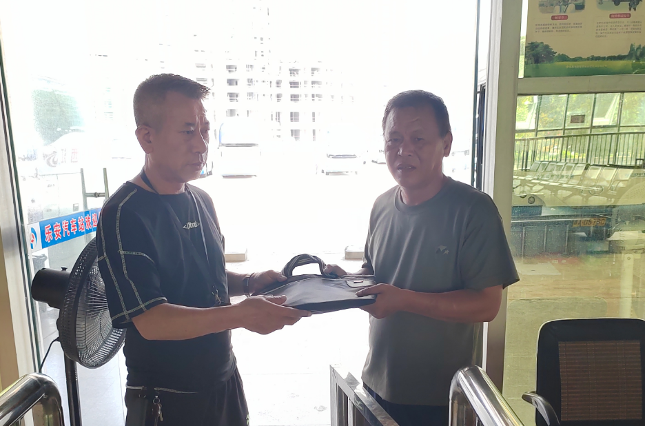 撫州長(zhǎng)運(yùn)：公交司機(jī)熱心負(fù)責(zé) 拾金不昧獲稱(chēng)贊