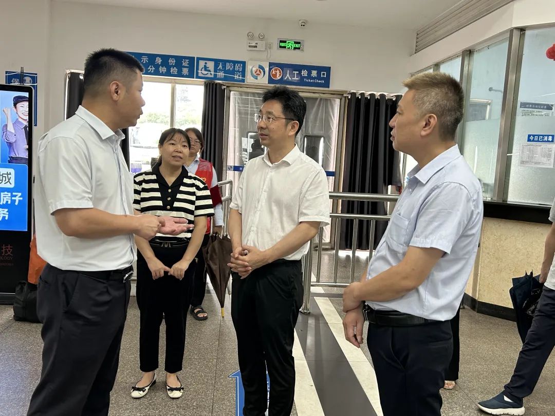 青云譜區(qū)委督導徐坊客運站“創(chuàng)文鞏衛(wèi)”工作