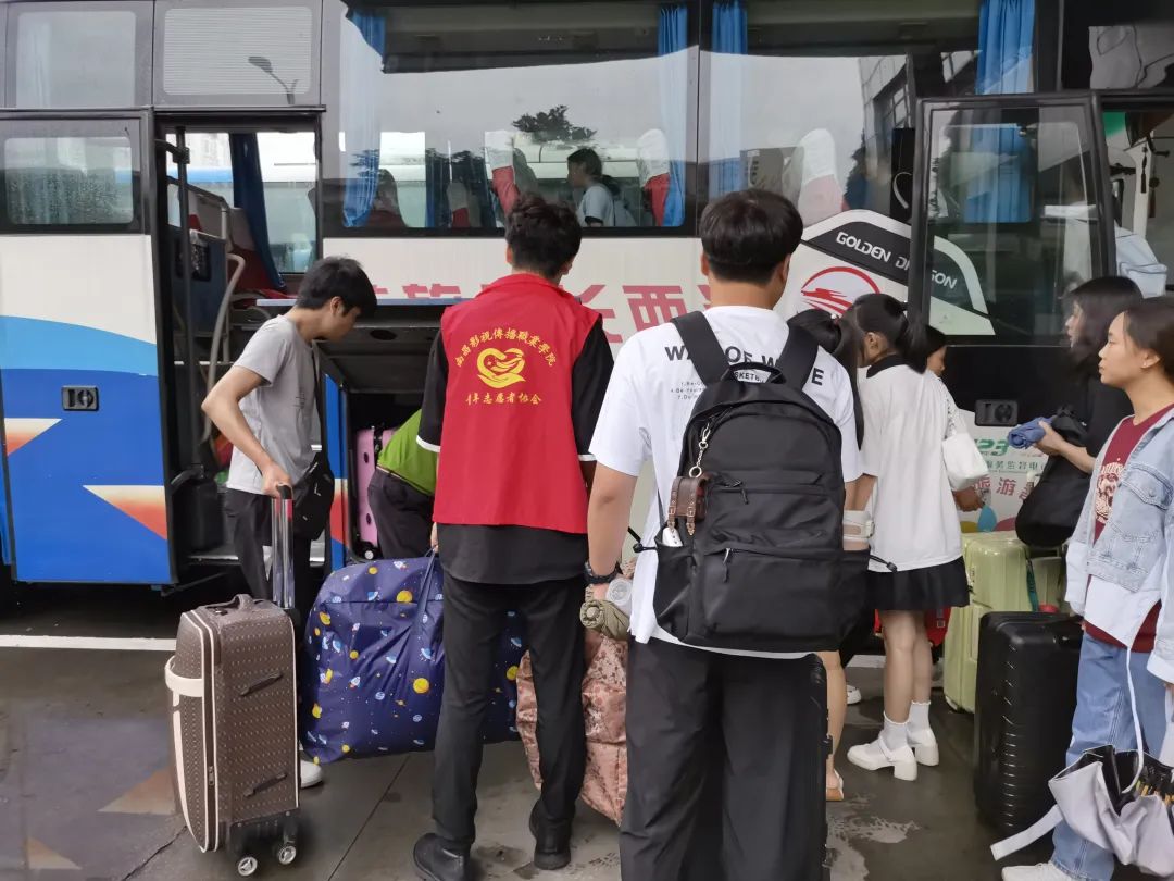 都市城際公交:啟動(dòng)迎新運(yùn)輸服務(wù)工作