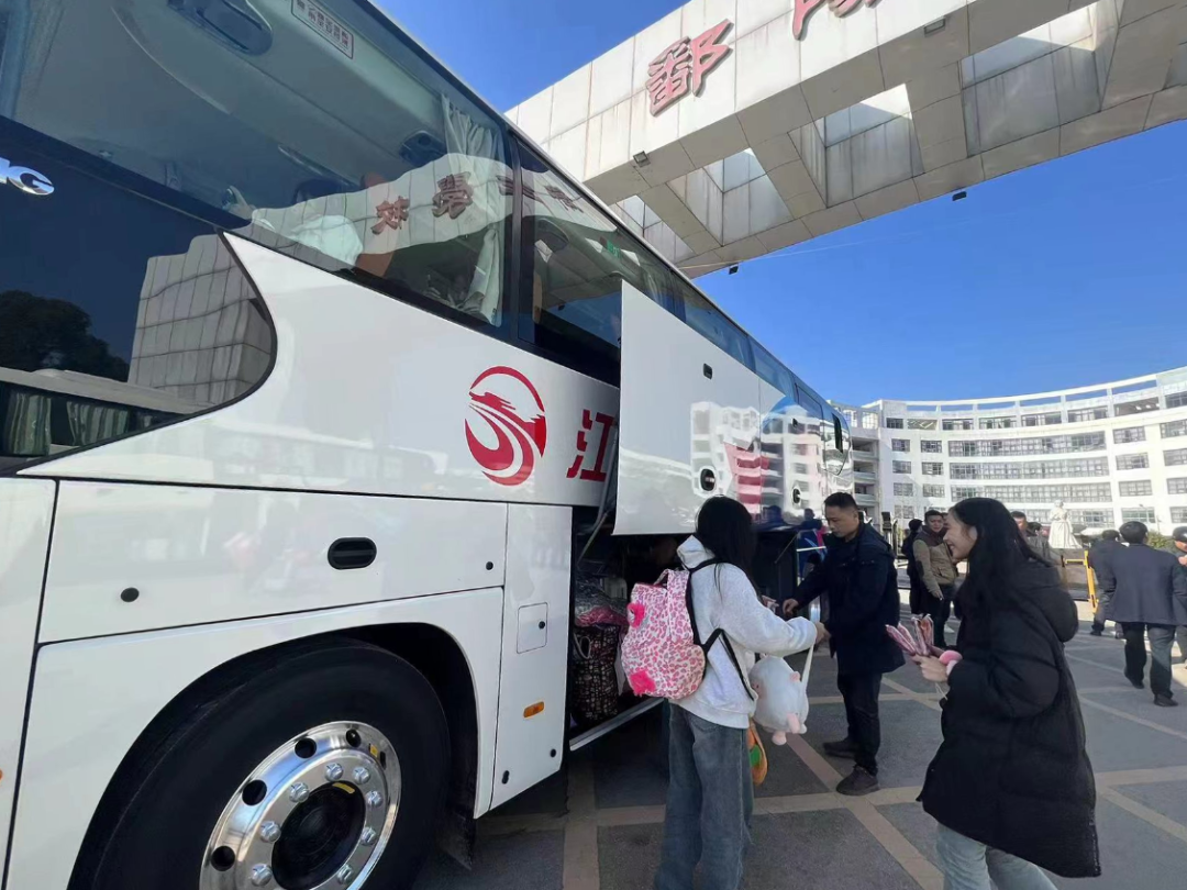 鄱陽(yáng)長(zhǎng)運(yùn):開(kāi)通學(xué)子返鄉(xiāng)直通車(chē) 精準(zhǔn)護(hù)航學(xué)子回家路