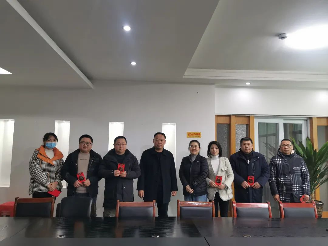 鷹潭公交 慰問勞模、困難職工