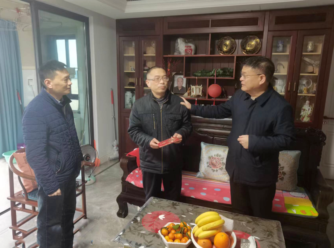 張小平、黃俊一行探望慰問患病職工