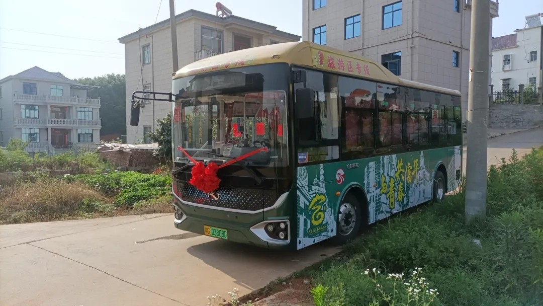 公交車變身婚車 “低碳”婚禮引領(lǐng)新風(fēng)尚潮流