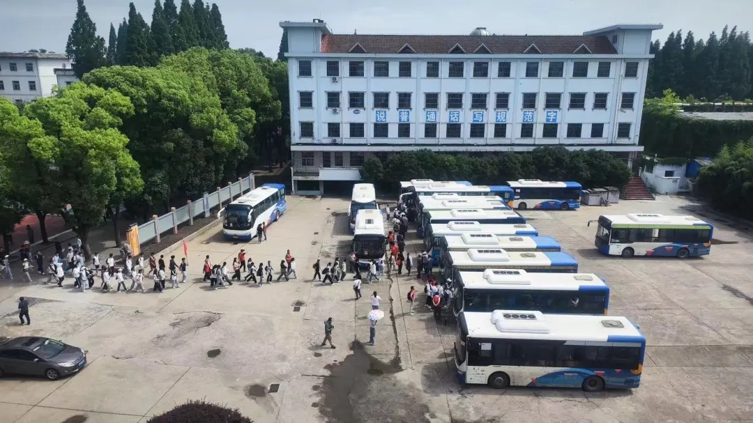 馬鞍山長客:護(hù)航姑溪初級中學(xué)師生體育拉練活動(dòng)