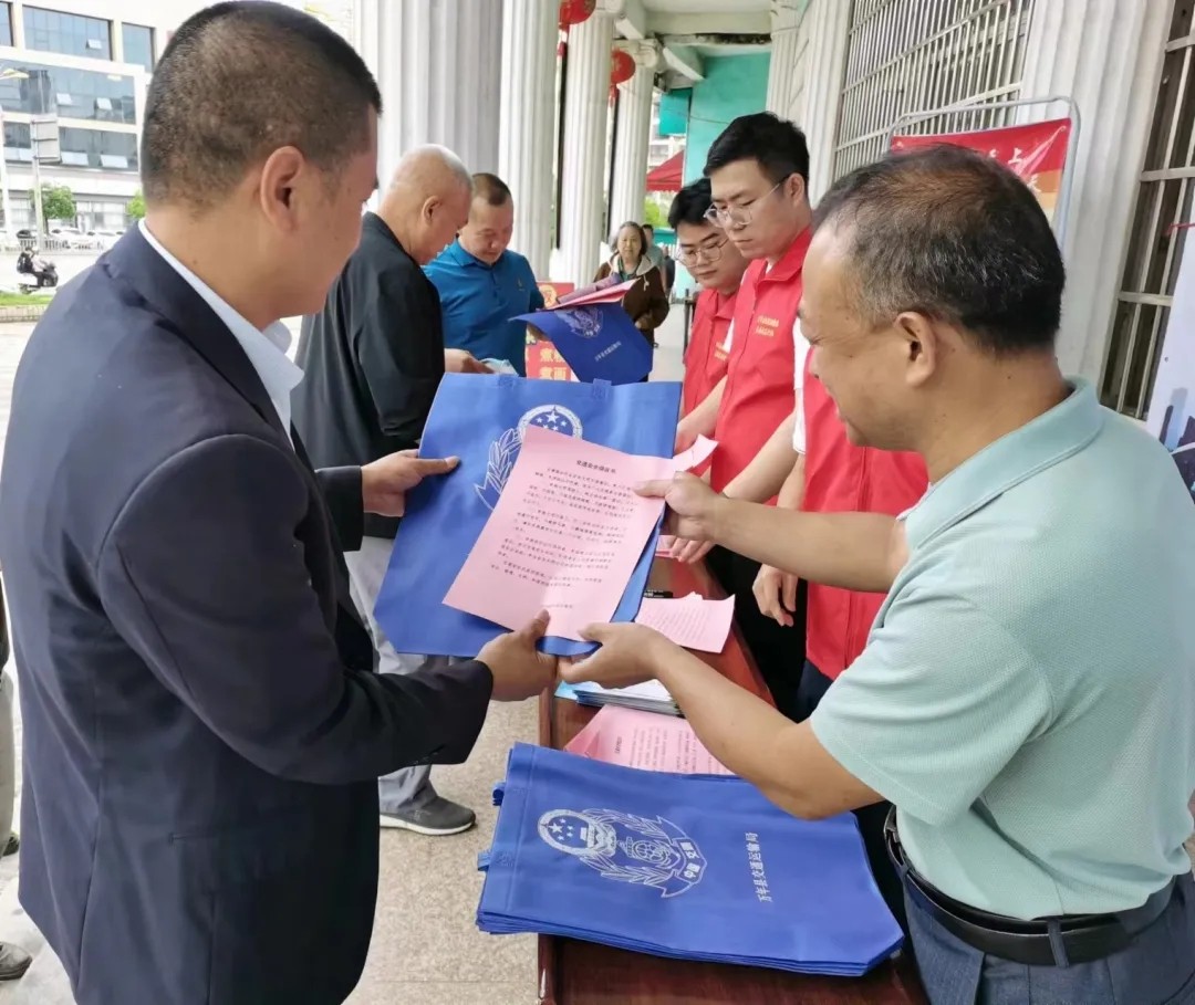 上饒汽運：萬年公司開展“安全生產(chǎn)月”咨詢?nèi)栈顒? onmousewheel=