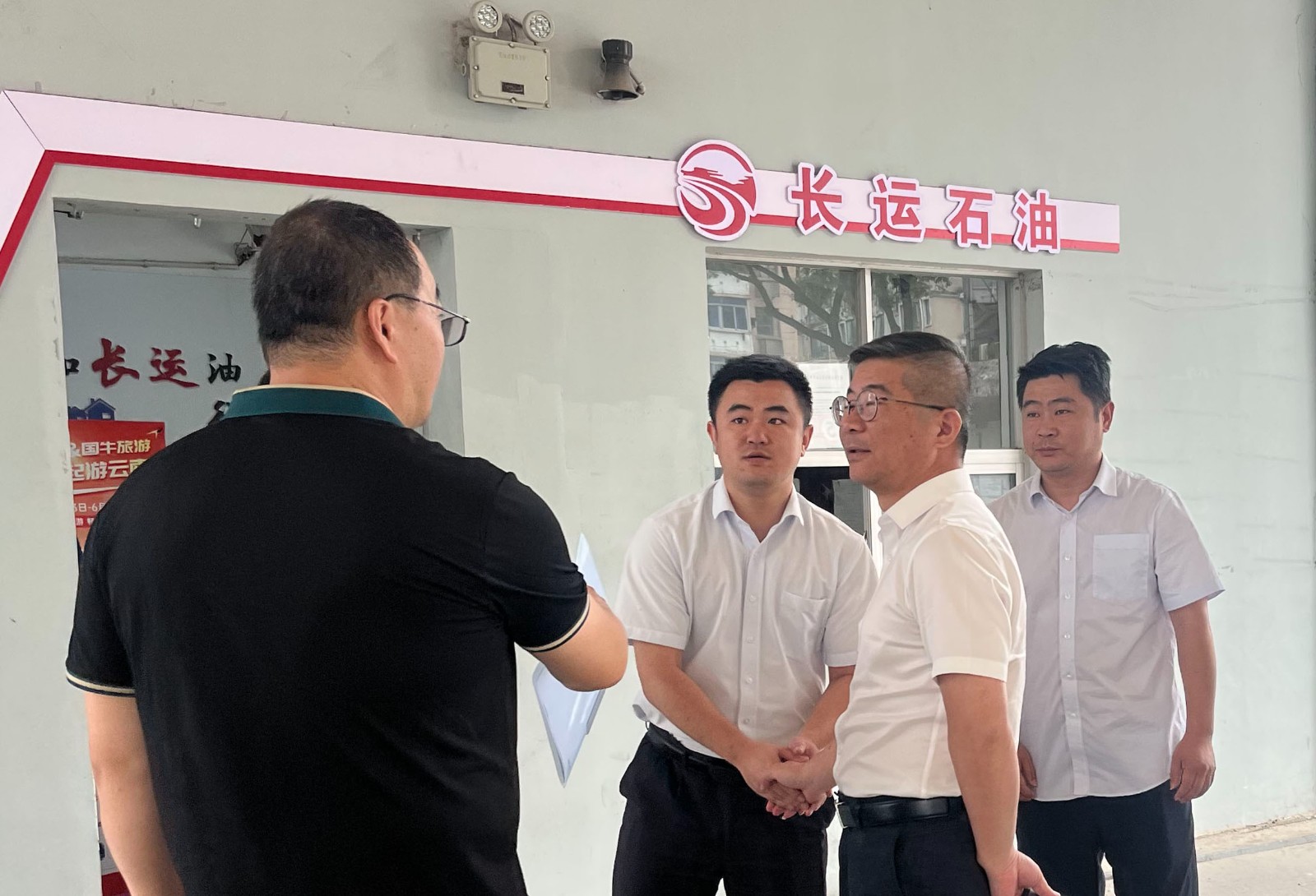 胡勁松一行檢查長運石油公司安全生產(chǎn)工作