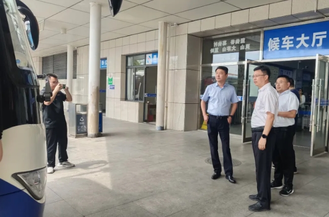 上饒市副市長郭峰一行深入上饒汽運汽車東站調(diào)研“站點巴士”景區(qū)直通車工作