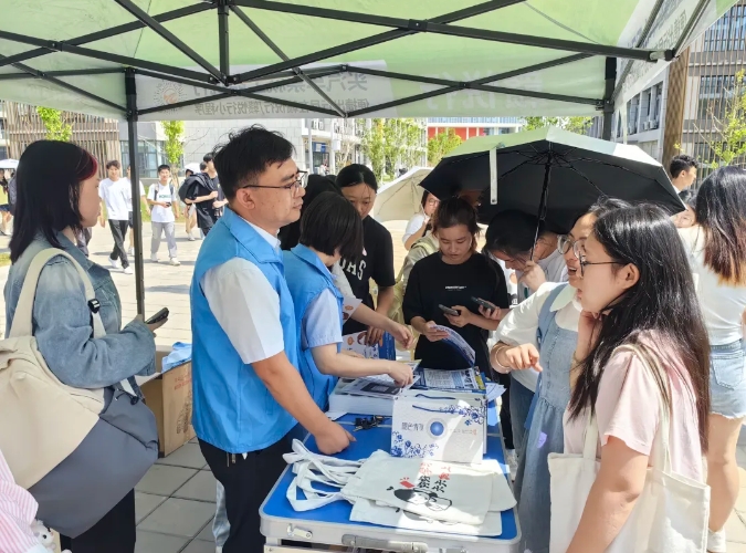 九江長運(yùn):校園直通車推廣 熱情服務(wù)不停歇