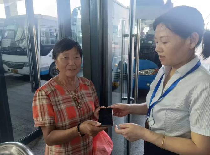 ?九江長運:領(lǐng)回遺失的手機 李阿姨笑了