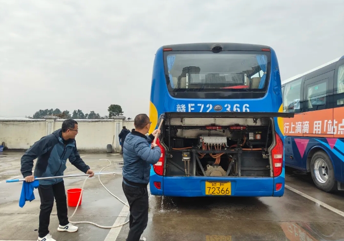 撫州長(zhǎng)運(yùn)：崇仁分公司開展元旦前車輛大清洗活動(dòng)