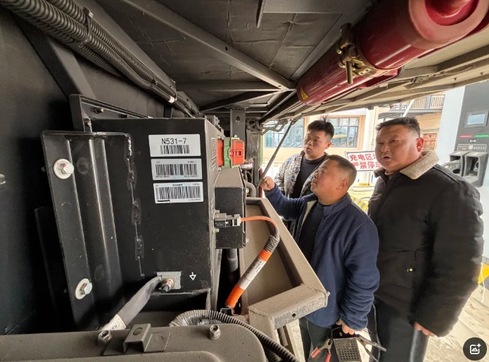 鄱陽長運：公交旅游分公司聯(lián)合宇通服務(wù)站對車輛進(jìn)行全面檢查