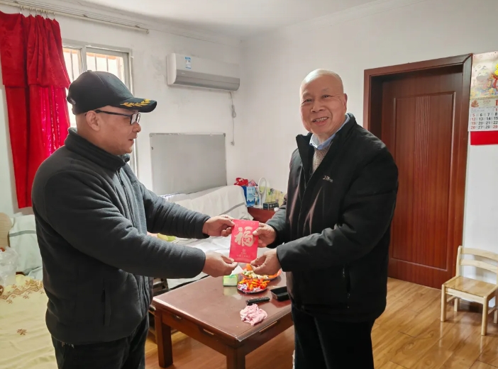 長鴻物業(yè) 開展走訪慰問老黨員活動