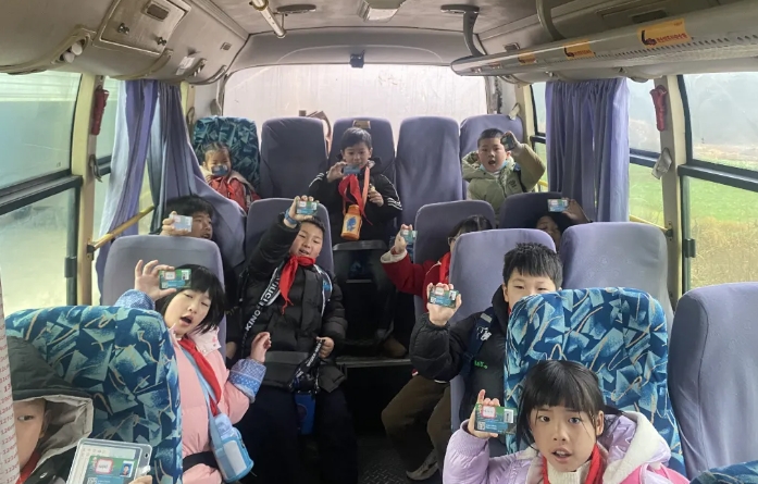 上饒汽運(yùn)：鎮(zhèn)村公交學(xué)生乘車卡上線 獲家長好評