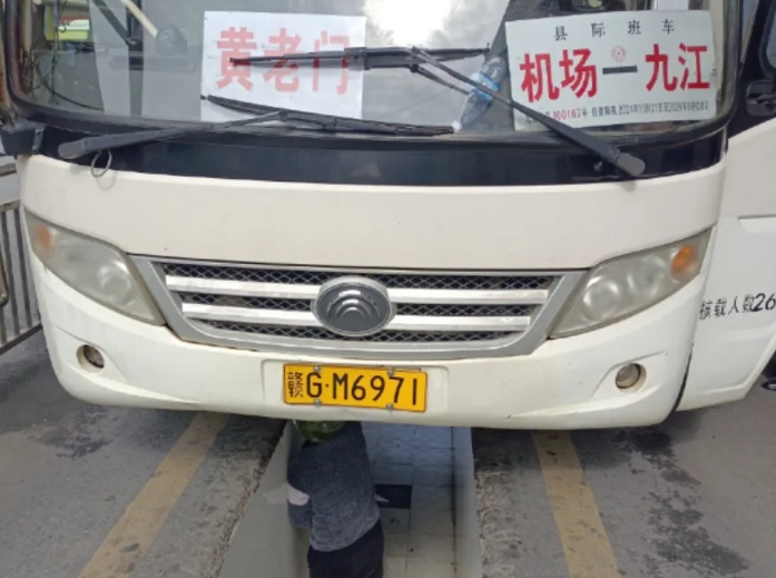 修理公司開(kāi)展對(duì)10年以上燃油客車安全排查活動(dòng)