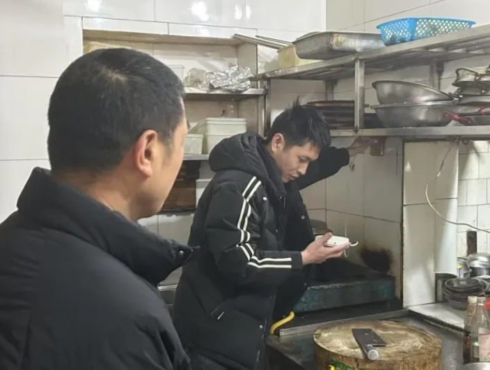 長(zhǎng)運(yùn)物業(yè)：深入轄區(qū)沿街店鋪 開(kāi)展消防安全檢查宣傳