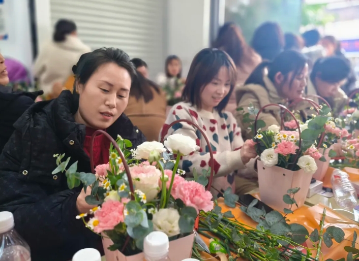 撫州長運:金溪分公司聯(lián)合縣農(nóng)商銀行開展三八婦女節(jié)活動