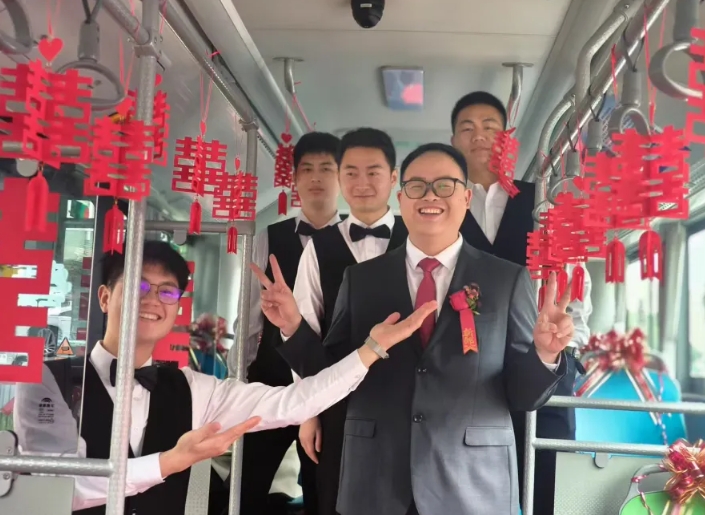 撫州長運:公交車變“婚車” “低碳”環(huán)保又時尚