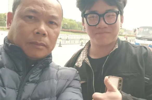 都市城際公交：駕駛員說(shuō)“能幫上忙我也高興！”