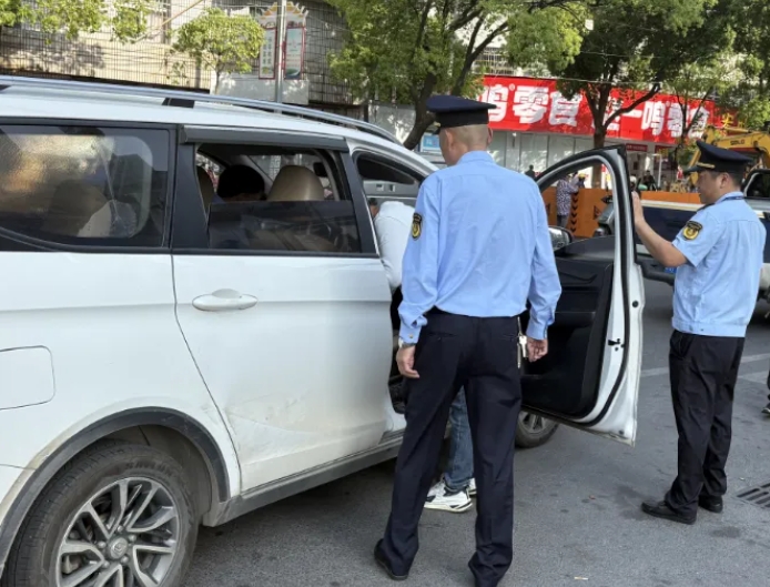 景德鎮(zhèn)長運(yùn):樂平公交聯(lián)合執(zhí)法部門嚴(yán)打非法營運(yùn)“黑車”