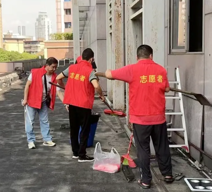 長(zhǎng)運(yùn)物業(yè)開展垃圾專項(xiàng)清理工作