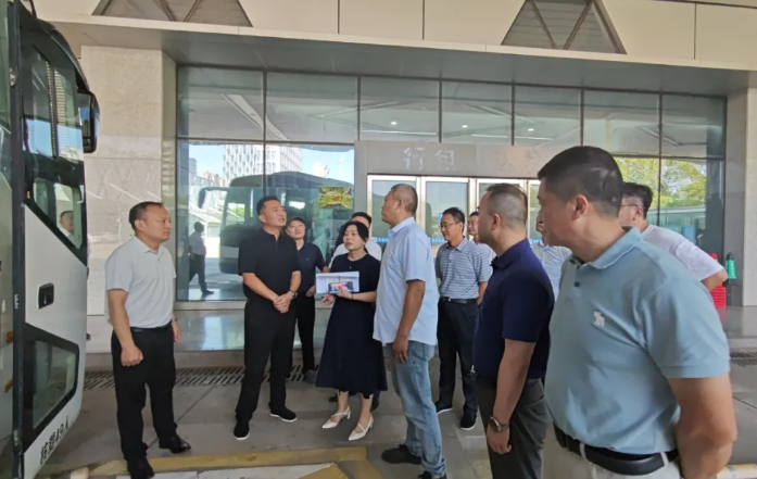 王曉檢查指導老舊車輛翻新工作